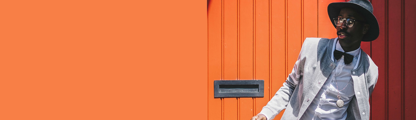 um homem com um fundo laranja